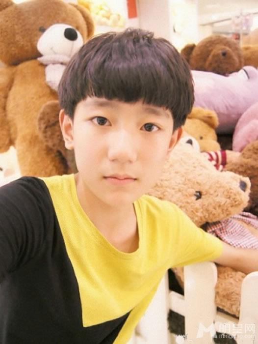 TFBOYS王源2013年下半年可爱卖萌生活照集_图-8