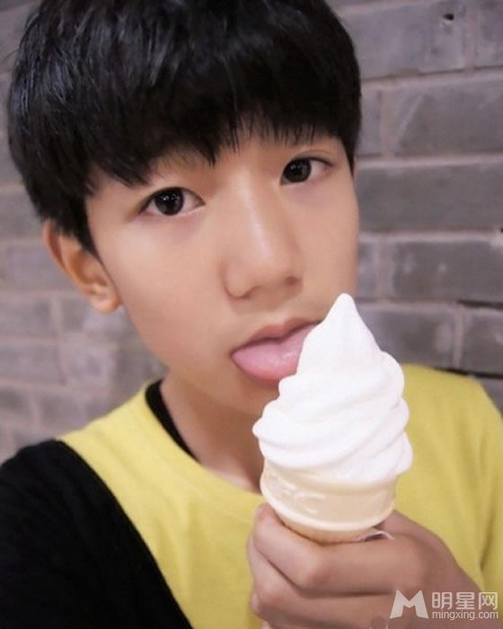 TFBOYS王源2013年下半年可爱卖萌生活照集_图-1
