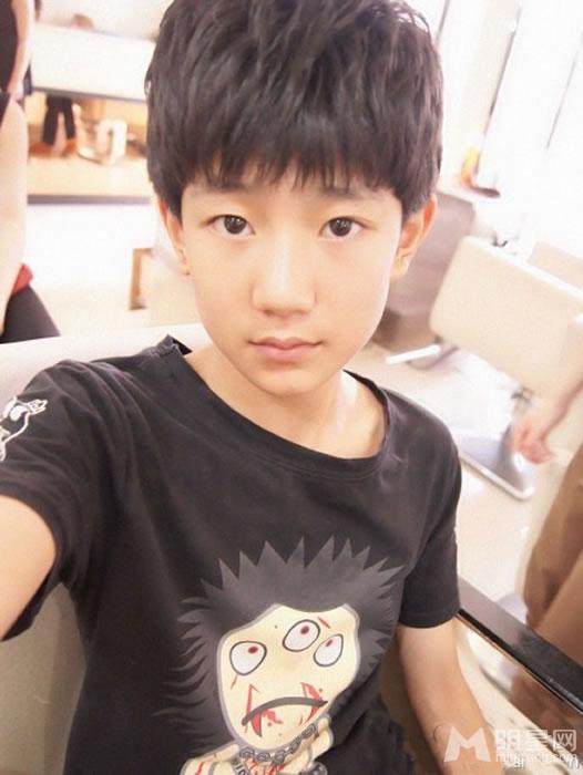 TFBOYS王源2013年下半年可爱卖萌生活照集_图-11