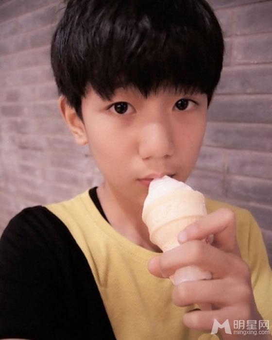 TFBOYS王源2013年下半年可爱卖萌生活照集_图-2