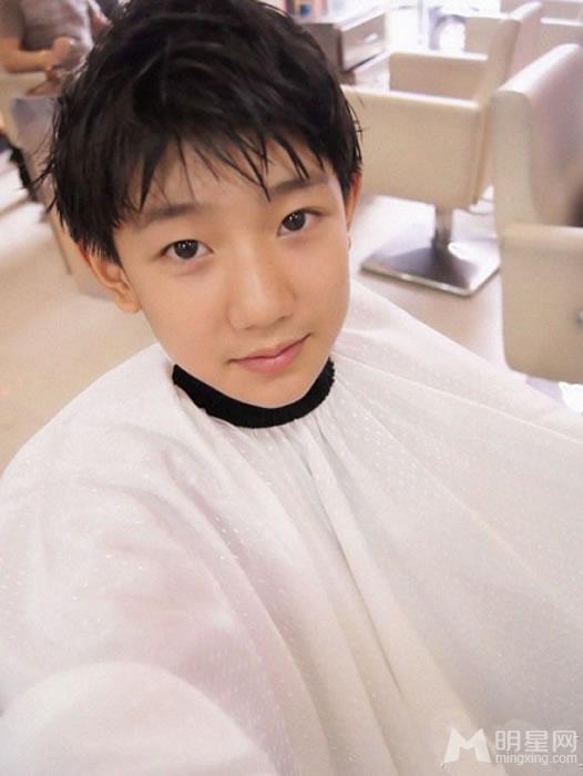 TFBOYS王源2013年下半年可爱卖萌生活照集_图-9