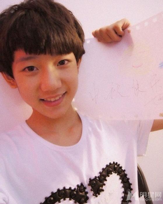 TFBOYS王源2013年下半年可爱卖萌生活照集_图-23