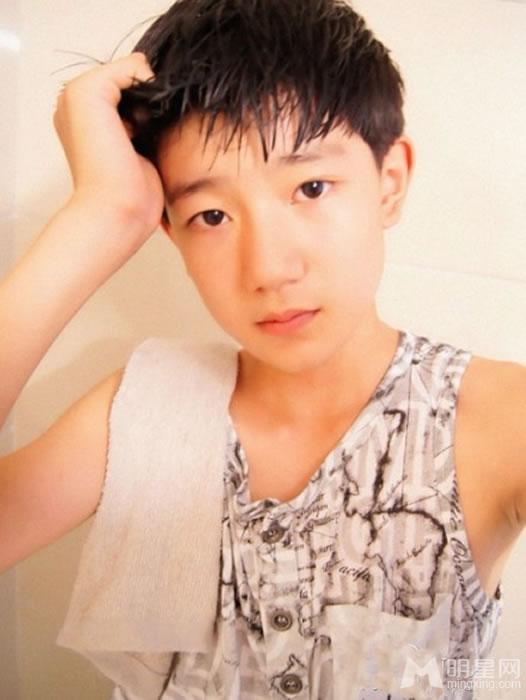 TFBOYS王源2013年下半年可爱卖萌生活照集_图-7