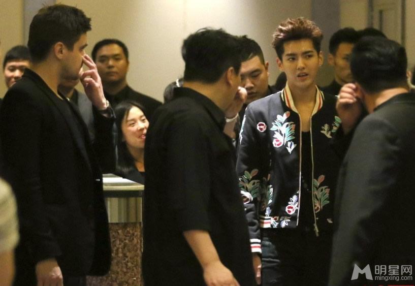 吴亦凡现身活动众保镖护驾粉丝难靠近_图-2