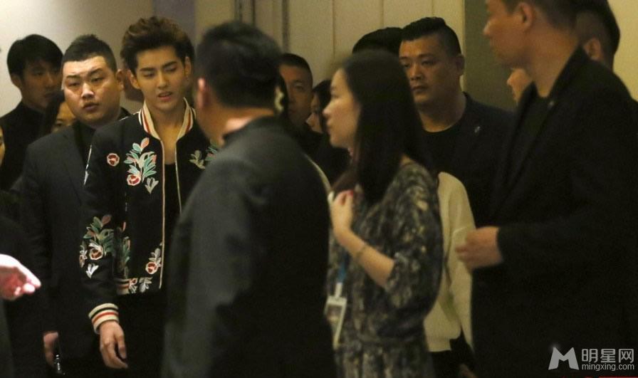 吴亦凡现身活动众保镖护驾粉丝难靠近_图-3