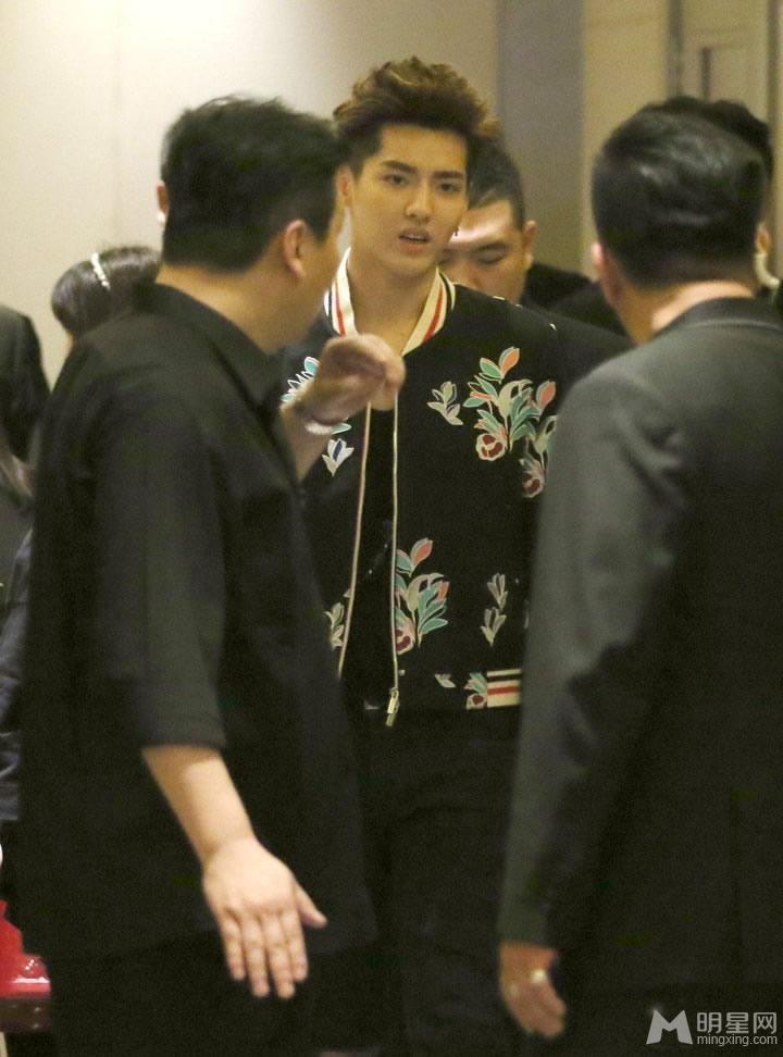 吴亦凡现身活动众保镖护驾粉丝难靠近_图-1