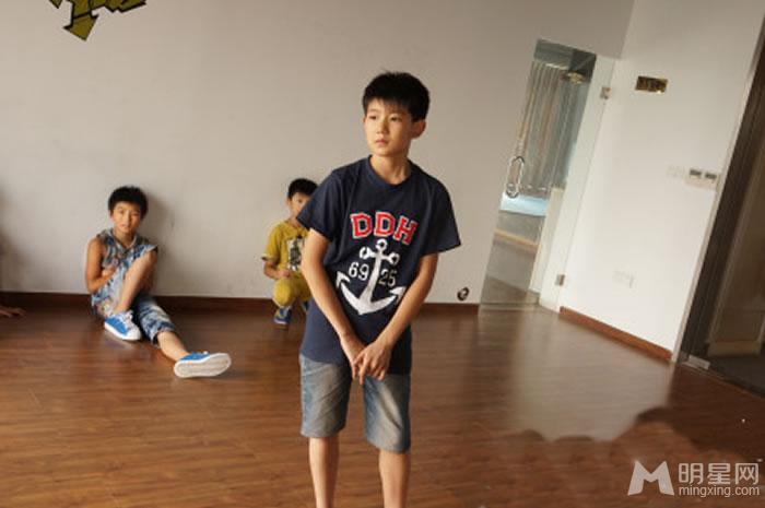 TFBOYS王源2012年青涩可爱生活照集_图-21