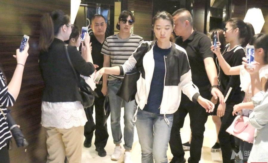 李易峰遭粉丝围堵获专人开道显大牌_图-4