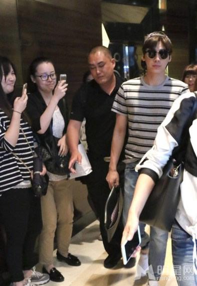 李易峰遭粉丝围堵获专人开道显大牌_图-2