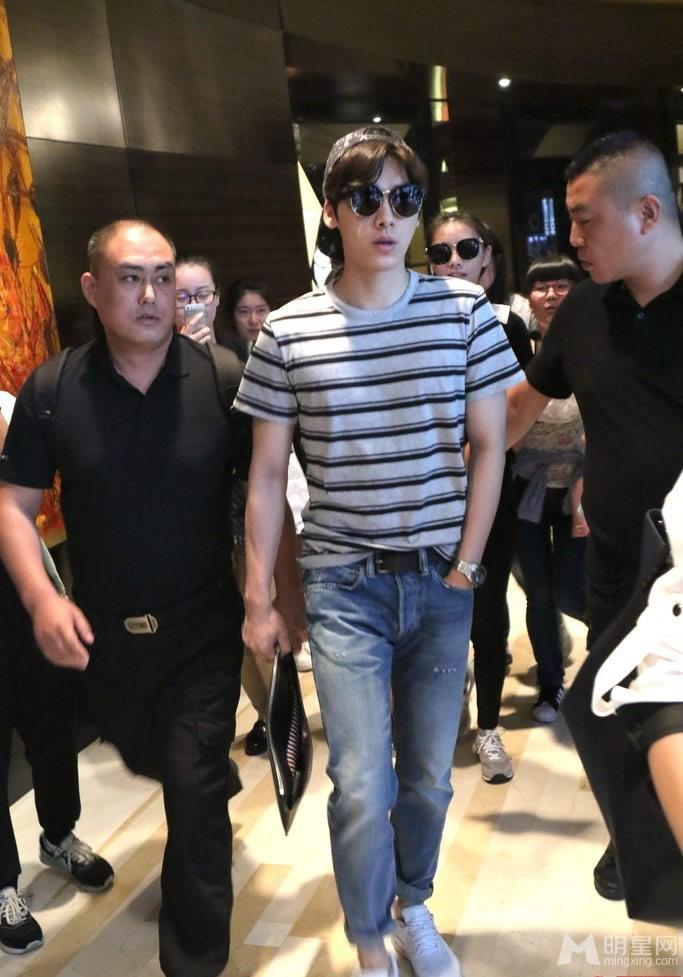 李易峰遭粉丝围堵获专人开道显大牌_图-1
