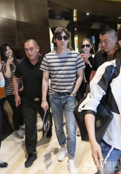 李易峰遭粉丝围堵获专人开道显大牌_图-5