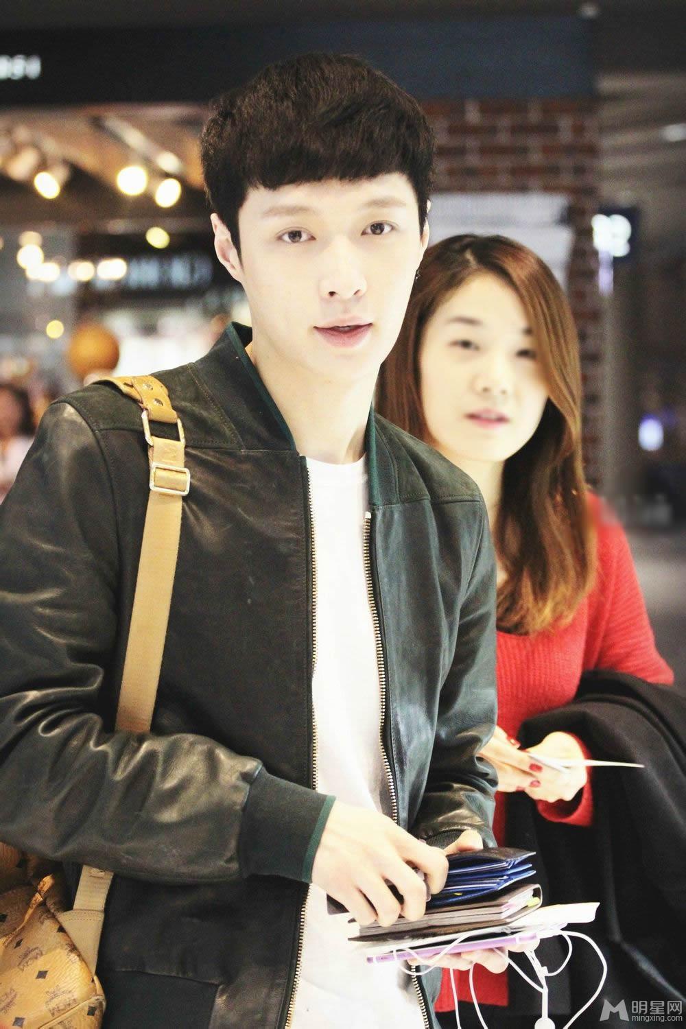 EXO张艺兴2015年3月机场卖萌照_图-6