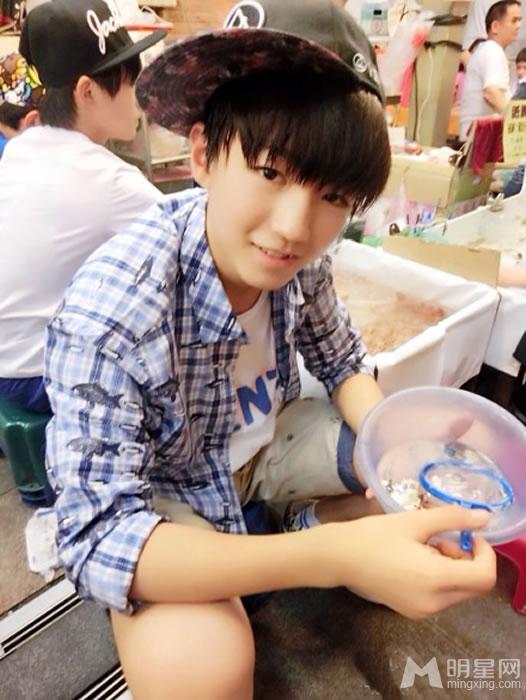 TFBOYS王俊凯2014年下半年帅气生活照集_图-12