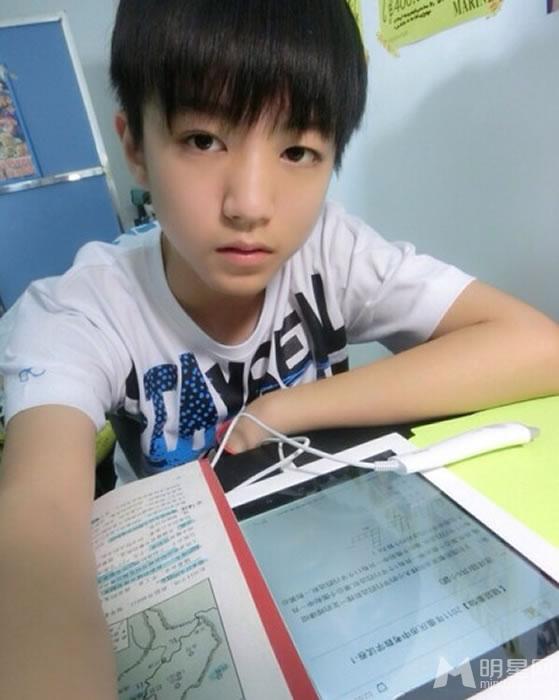 TFBOYS王俊凯2014年下半年帅气生活照集_图-4