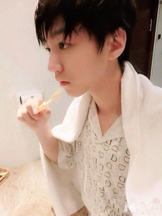 TFBOYS王俊凯2014年下半年帅气生活照集_图-9