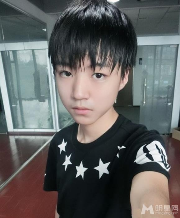 TFBOYS王俊凯2014年下半年帅气生活照集_图-6