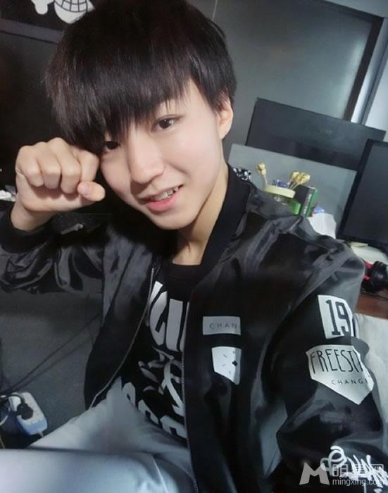 TFBOYS王俊凯2015自拍生活照帅气阳光卖萌可爱_图-1