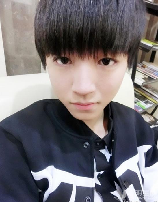TFBOYS王俊凯2015自拍生活照帅气阳光卖萌可爱_图-10