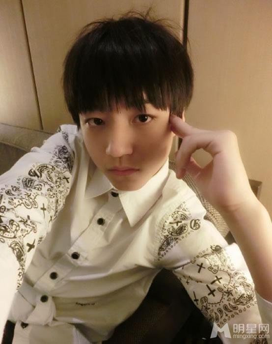 TFBOYS王俊凯2015自拍生活照帅气阳光卖萌可爱_图-12