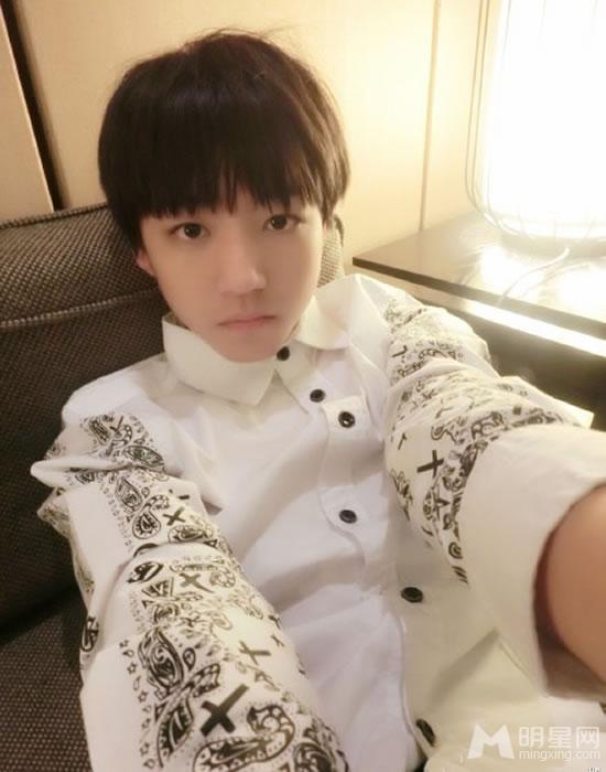 TFBOYS王俊凯2015自拍生活照帅气阳光卖萌可爱_图-11