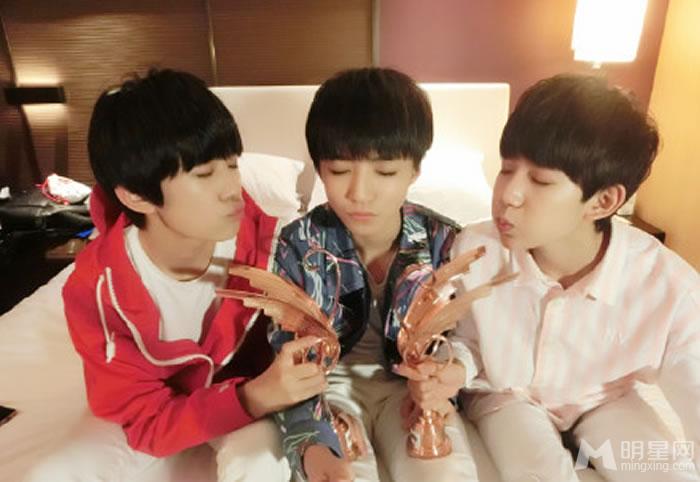 TFBOYS王俊凯2015最新生活照充满阳光微笑温暖_图-7