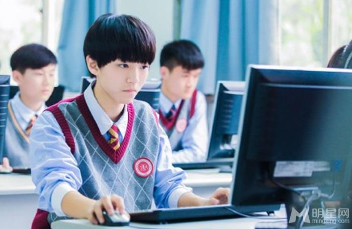 TFBOYS王俊凯2015最新生活照充满阳光微笑温暖_图-9