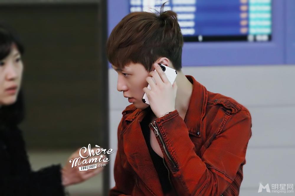 EXO张艺兴2013年3月现身机场与队友同行红色外套抢眼_图-21
