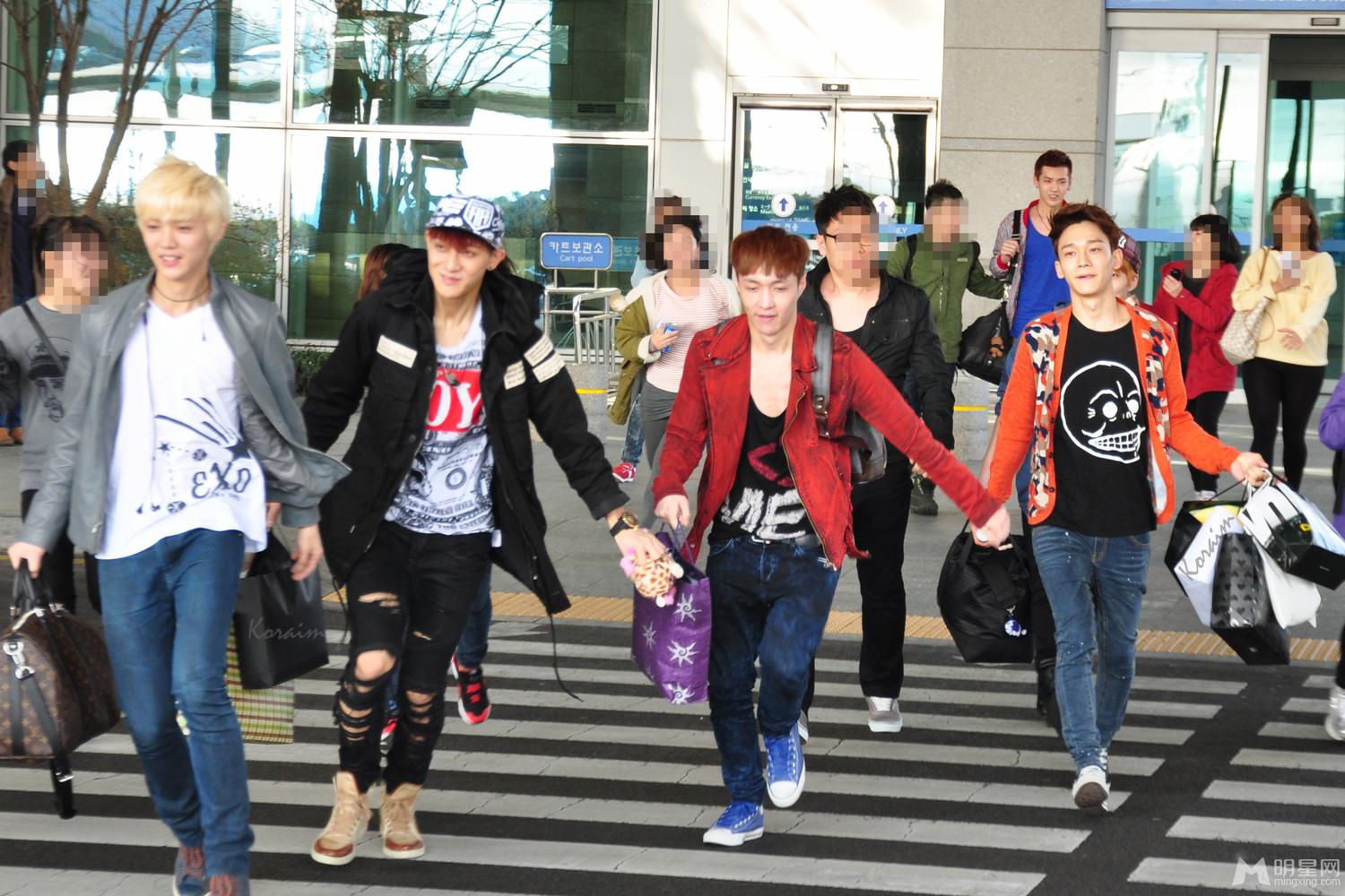 EXO张艺兴2013年3月现身机场与队友同行红色外套抢眼_图-12