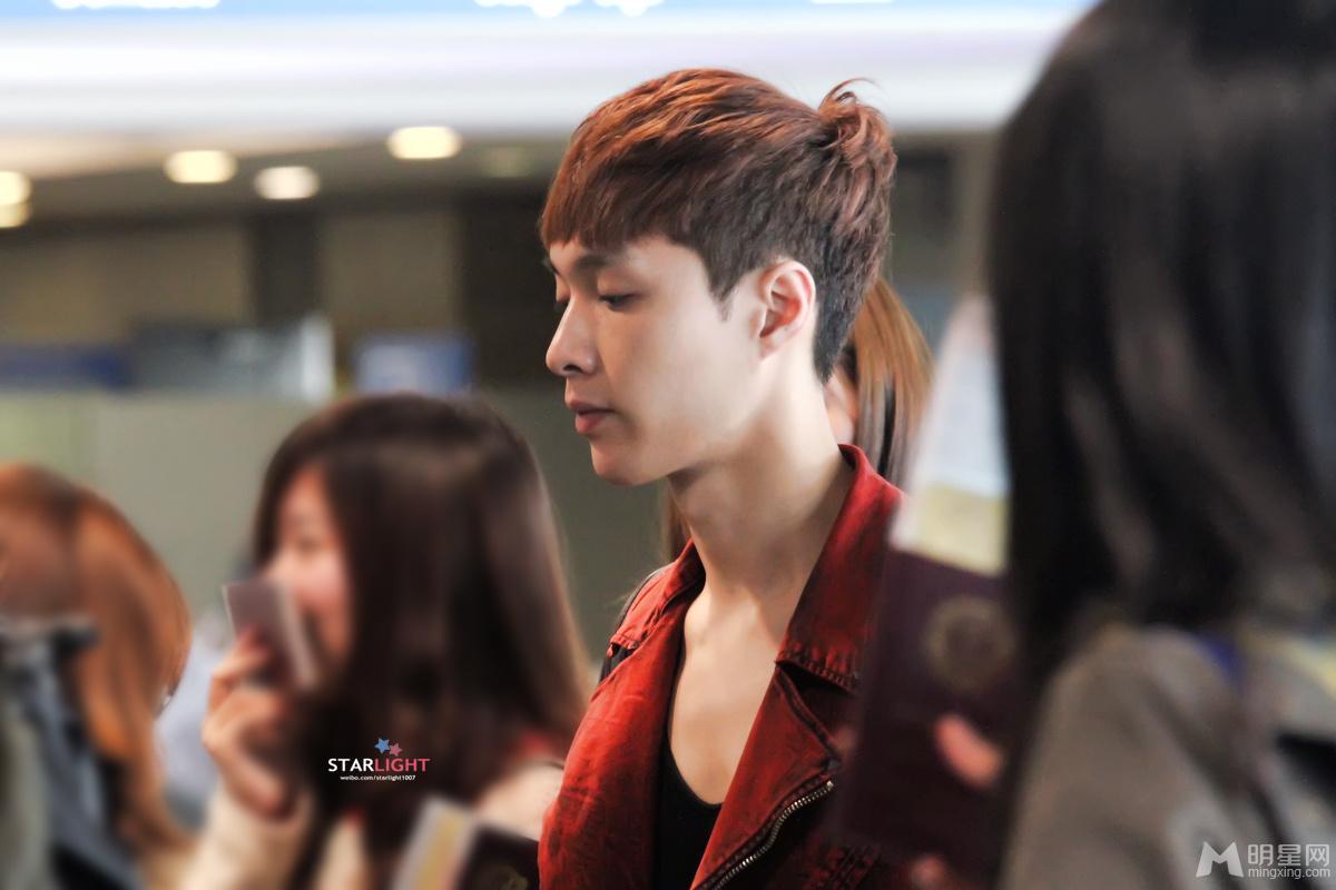 EXO张艺兴2013年3月现身机场与队友同行红色外套抢眼_图-19