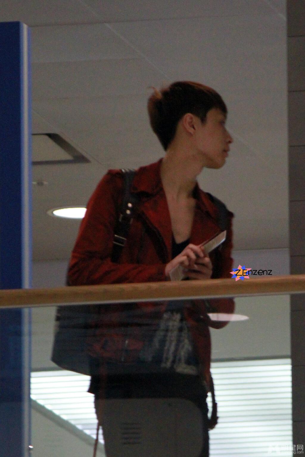 EXO张艺兴2013年3月现身机场与队友同行红色外套抢眼_图-8
