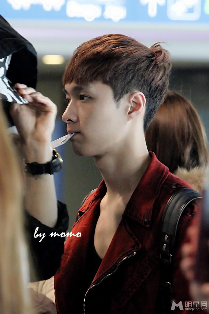 EXO张艺兴2013年3月现身机场与队友同行红色外套抢眼_图-9