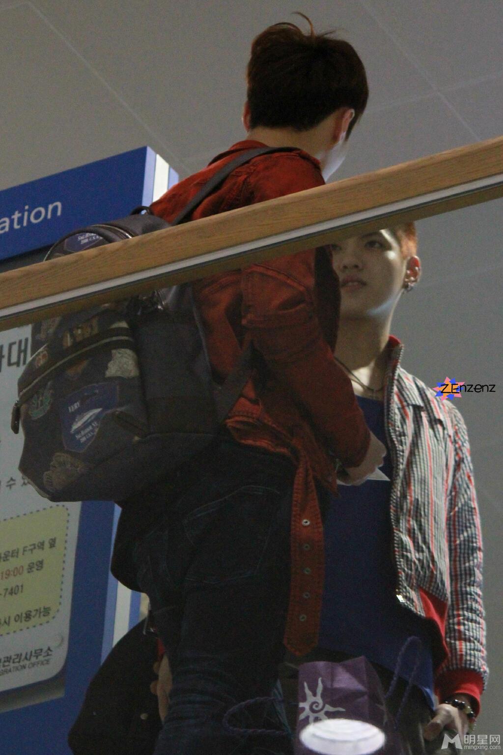 EXO张艺兴2013年3月现身机场与队友同行红色外套抢眼_图-2