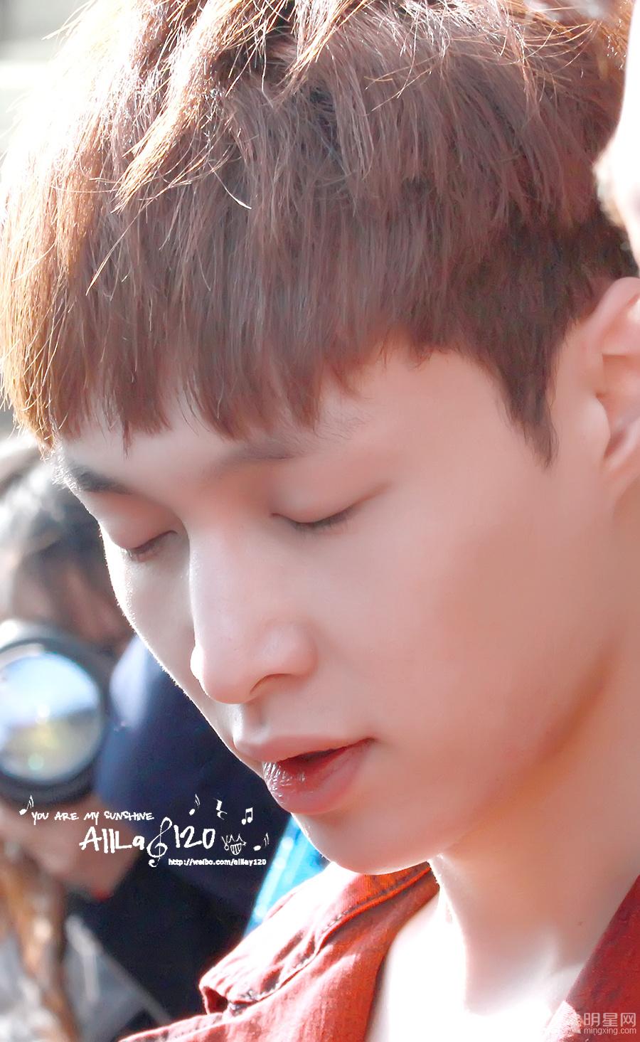EXO张艺兴2013年3月现身机场与队友同行红色外套抢眼_图-14