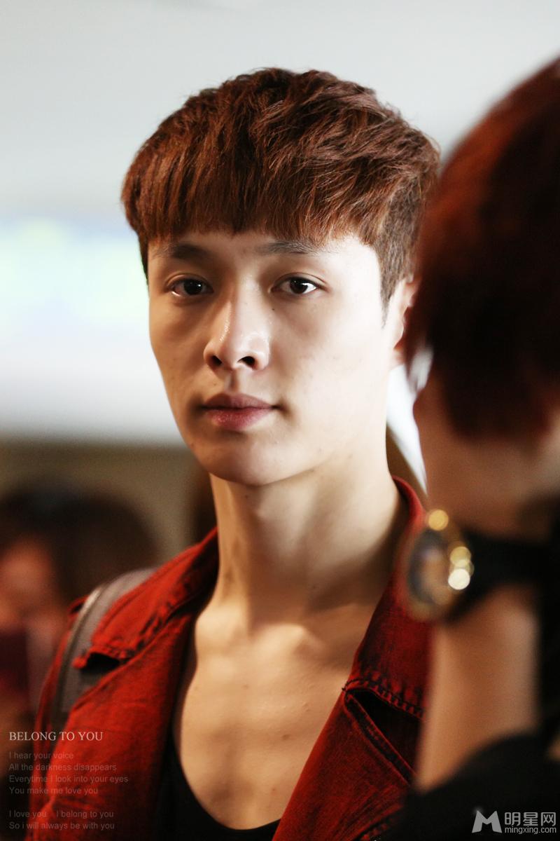 EXO张艺兴2013年3月现身机场与队友同行红色外套抢眼_图-11