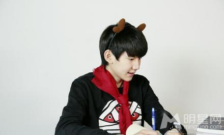 TFBOYS王源给六百万粉丝的福利可爱搞怪令人喜爱_图-1