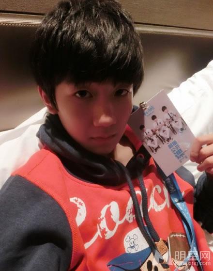 TFBOYS王源2015最新生活照古灵精怪搞笑可爱_图-8