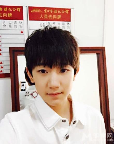 TFBOYS王源2015最新生活照古灵精怪搞笑可爱_图-1