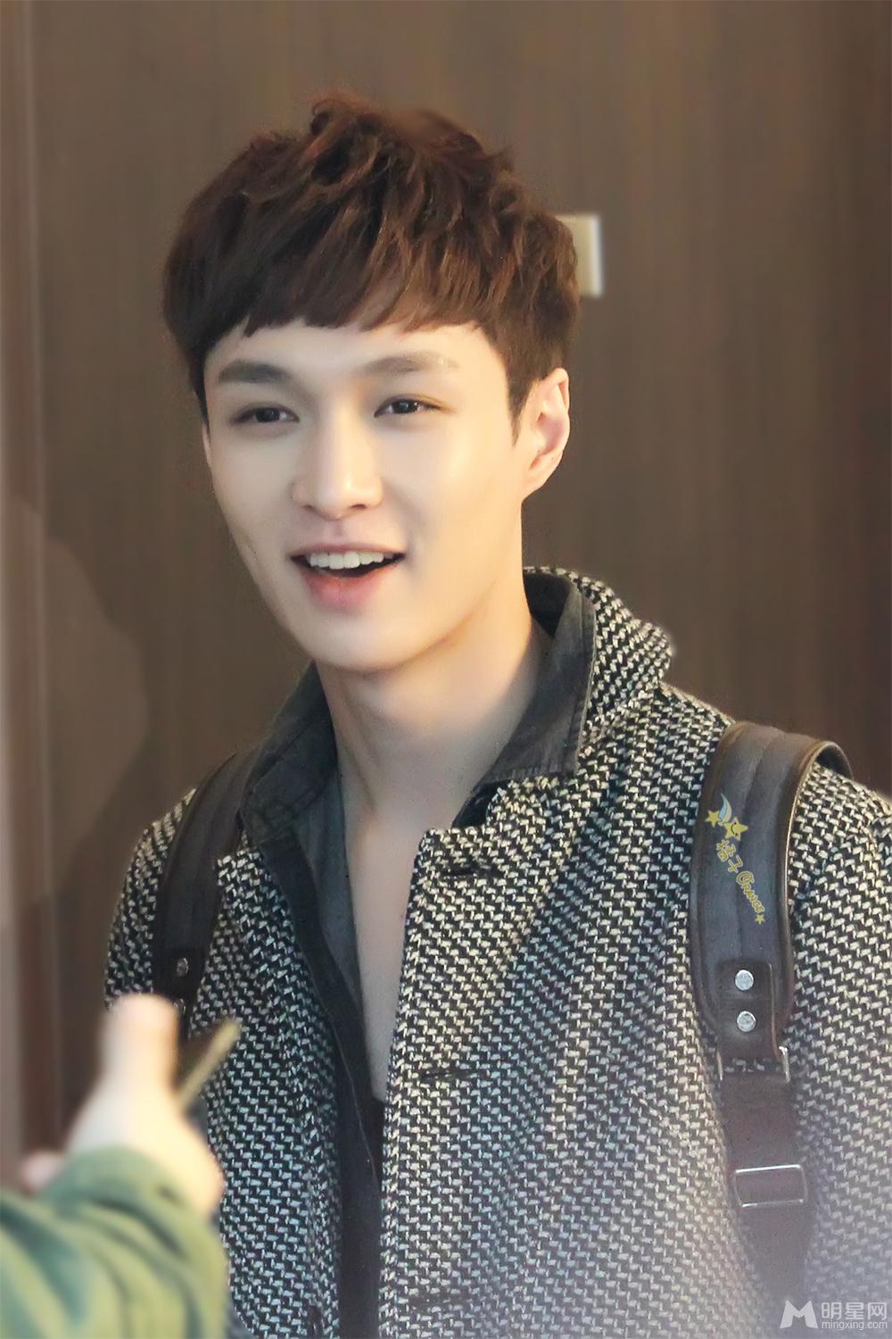 EXO张艺兴2013年3月现身机场可爱帅气_图-12