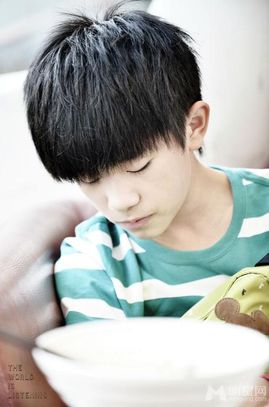 TFBOYS易烊千玺踏青生活照天真活泼惹人爱_图-4