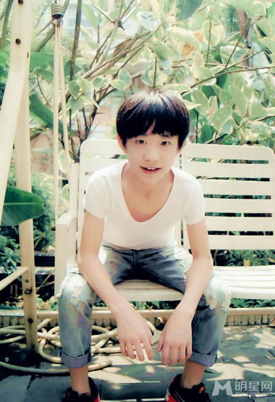 TFBOYS易烊千玺踏青生活照天真活泼惹人爱_图-6