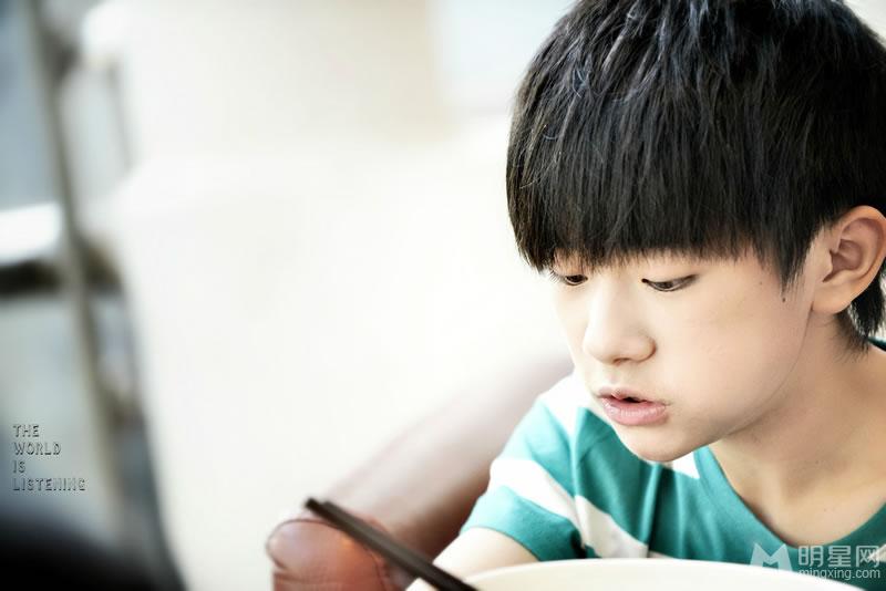 TFBOYS易烊千玺踏青生活照天真活泼惹人爱_图-5