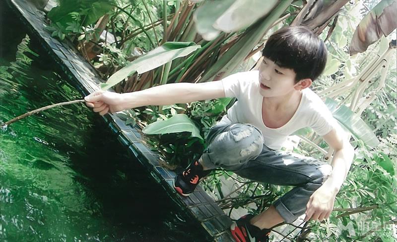TFBOYS易烊千玺踏青生活照天真活泼惹人爱_图-1