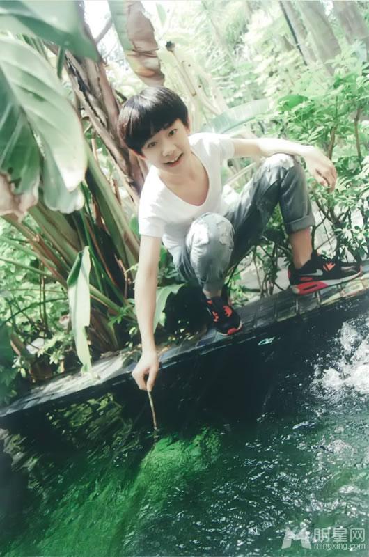 TFBOYS易烊千玺踏青生活照天真活泼惹人爱_图-2