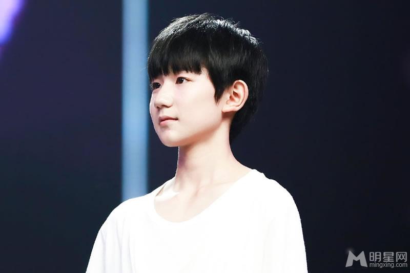 TFBOYS王源生活照笑容甜美样子乖巧可爱_图-9