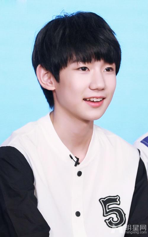 TFBOYS王源生活照笑容甜美样子乖巧可爱_图-5