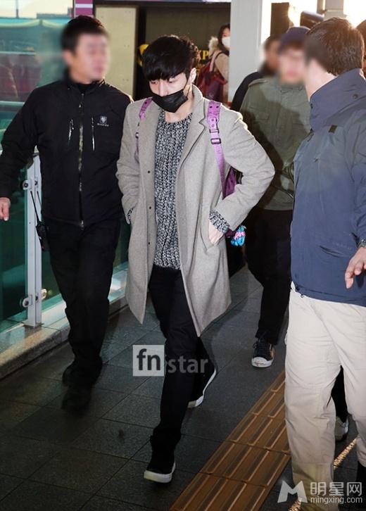 EXO张艺兴2014年12月机场写真韩国赴香港时尚帅气_图-1