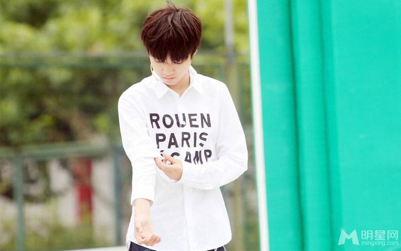 TFBOYS王俊凯生活照小正太被御姐挑逗_图-12