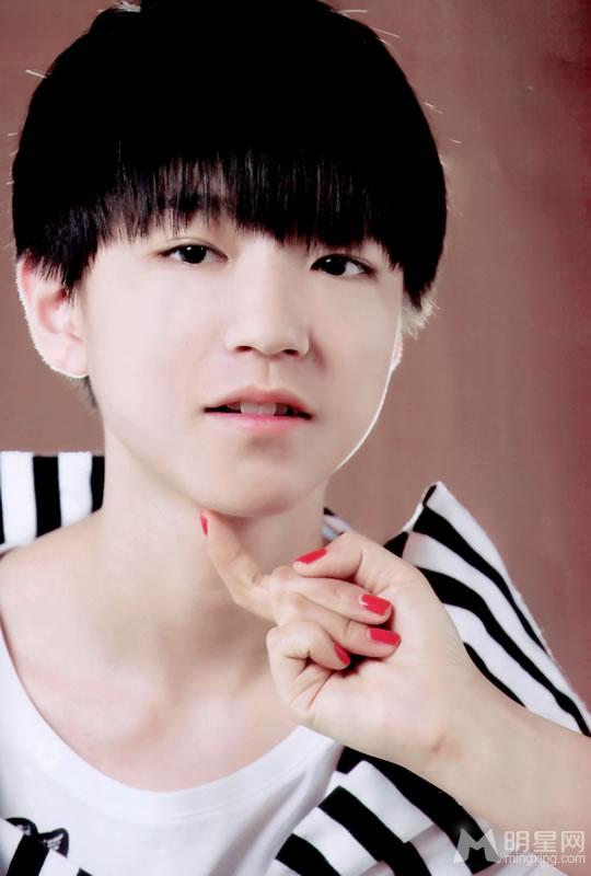 TFBOYS王俊凯生活照小正太被御姐挑逗_图-3