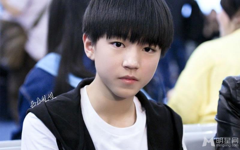 TFBOYS王俊凯生活照小正太被御姐挑逗_图-8