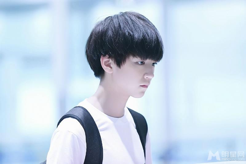TFBOYS王俊凯生活照小正太被御姐挑逗_图-1